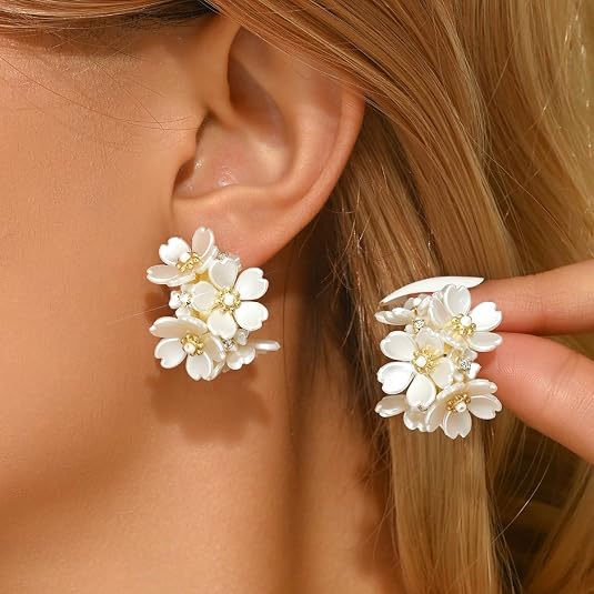 Orecchini a Cerchio Fiori Bianchi Eleganti